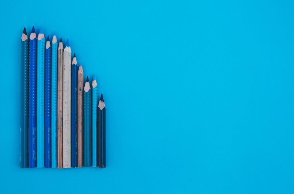 Ilustração de lápis de tamanhos variados simbolizando a inadequação de abordagens genéricas em soluções de software.